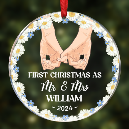 Holding Hands Husband And Wife First Christmas - Personalized Circle Glass Ornament